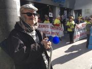 El ciego afectado por preferentes toca la bocina ante la sede de NCG en Vigo