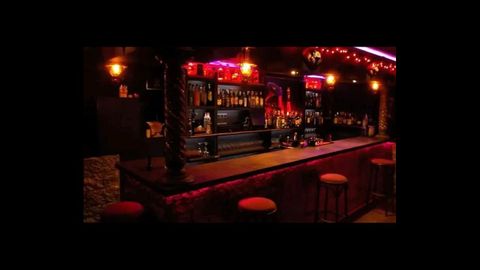 Vista De La Calle Nocturna En Una Zona De Luz Roja Con Bar Y Pubs