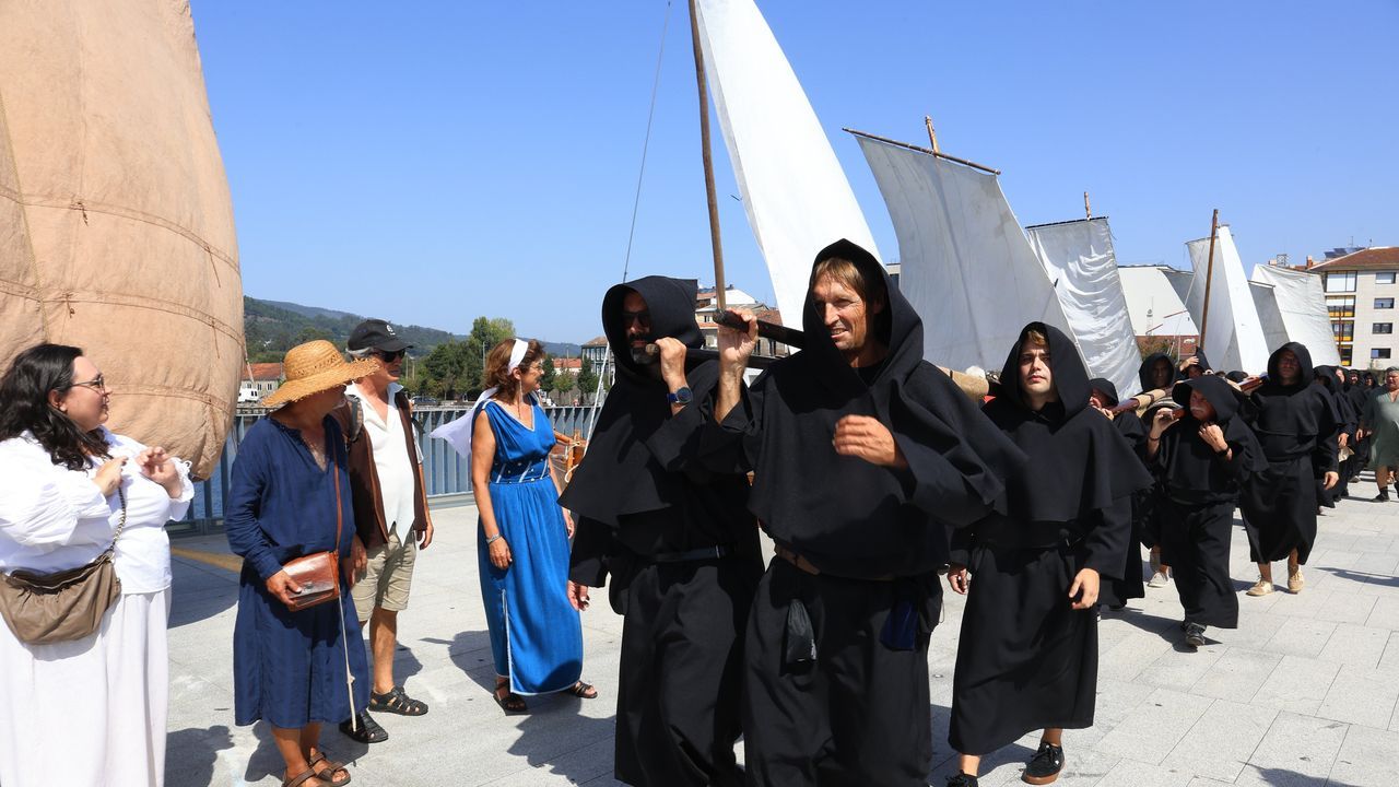La cerveza medieval del monasterio de San Benito llega en barco por el L�rez a la Feira Franca.La familia DeMarco, a la derecha en el mercado medieval de Corcubi�n el pasado julio. A la izquierda, las dos hijas, aficionadas al surf en la playa de Nemi�a.