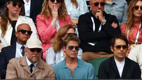 El director Guy Ritchie, el actor Brad Pitt y el productor Jeremy Kleiner, en la final de Wimbledon