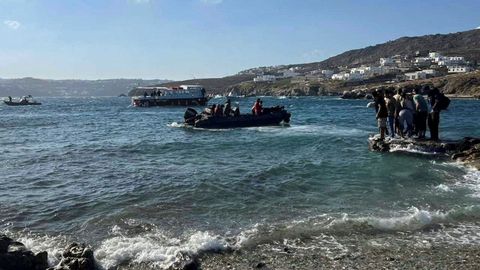 Foto de archivo de migrantes llegando en patera a las costas de Grecia