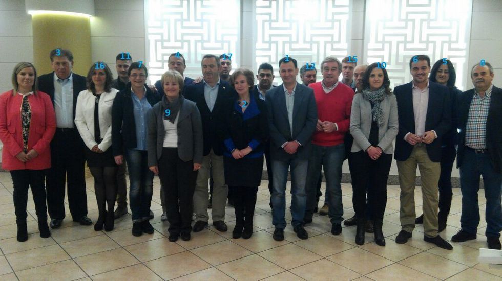 Xo�n Bascuas, en el centro, con los candidatos de CxG en la comarca, de izquierda a derecha: Xos� Real (Samos), Benjam�n Escontrela (Sarria), Marcelina L�pez (O P�ramo) y Carlos Fern�ndez (L�ncara).