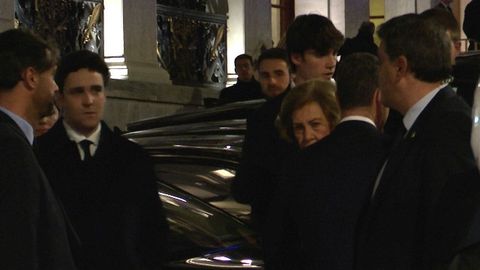 Felipe Juan Froilán y la reina Sofía también se dejaron ver juntos durante la noche.