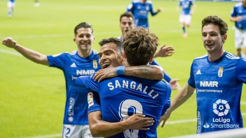 Los futbolistas del Real Oviedo celebran el gol de Sangalli ante el Castelln