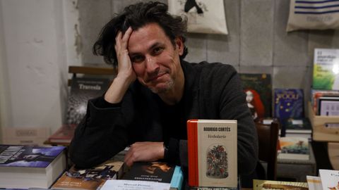 El escritor y cineasta Rodrigo Cortés el viernes antes de su presentación en la librería coruñesa Moito Conto, donde cerró su «tour» gallego con «Verbolario».