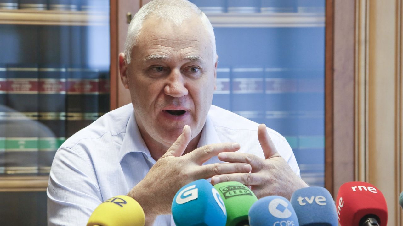 Bomberos y polic�as junto al cuerpo, tapado con una s�bana mientras lo examina la m�dico forense