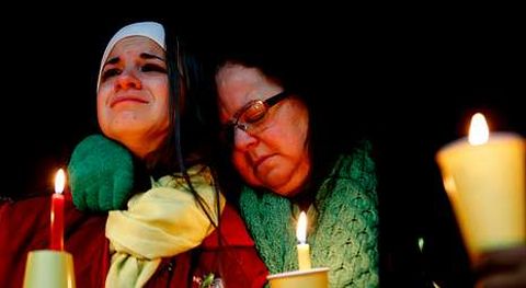 Donna Soto, madre de la profesora Victoria Soto, que muri al salvar a sus alumnos, y su hija Karly, lloran durante la vigilia.