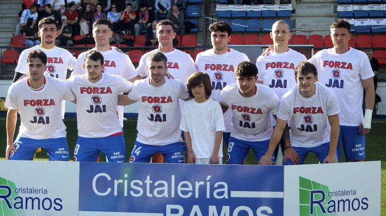 Un niño superpuso el escudo de la UD Ourense en su mochila del FC Barcelona y terminó saltando al campo con sus jugadores favoritos