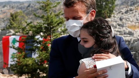 Macron abraza a Tamara Tayah, una víctima de la explosión en el puerto de Beirut, tras plantar este martes un cedro, en el centenario de la proclamación del Gran Estado del Líbano bajo el mandato francés