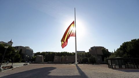 La bandera de la Plaza de Colón de Madrid ondea hoy a media asta en homenaje a los víctimas de los atentados terroristas cometidos ayer en Barcelona y esta madrugada en Cambrils