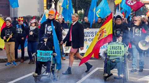 Miles de policas y guardias civiles procedentes de toda Asturias, Galicia y Castilla y Len, principalmente, se han manifestado hoy por el centro de Oviedo 
