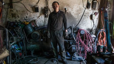 Un hombre posa en su taller en Baoding, en la provincia china de Hebei