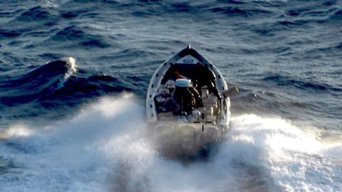 Semirrígida interceptada en el Estrecho con la tripulación lanzando los fardos al agua al detectar el helicóptero de Vigilancia Aduanera