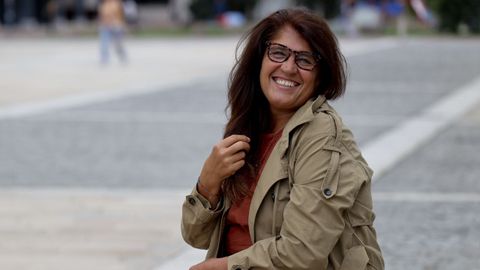 Gabby Colombo triunfa desde A Corua con sus noticias para inmigrantes, sus gafas y su mate.