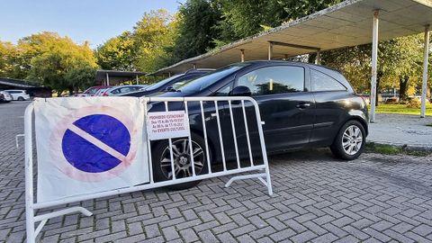 Carteles prohibiendo aparcar el fin de semana en el recinto ferial, donde volverá el botellón