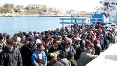 Ms de cien inmigrantes ilegales a su llegada a la isla italiana de Lampedusa, en una imagen de archivo