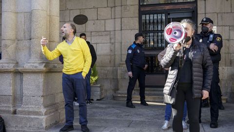 El alcalde de Ourense, Gonzalo Pérez Jácome, empujó a una sindicalista que protestaba en la huelga del bus urbano