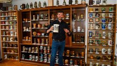 Javier Mariño, ante las 177 jarras que, hasta la fecha, ha coleccionado en sus viajes por el mundo