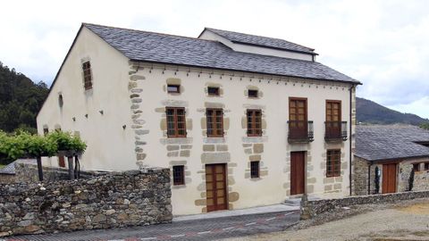 Impresionante vista de la Casa da Torre en Landrove, Viveiro
