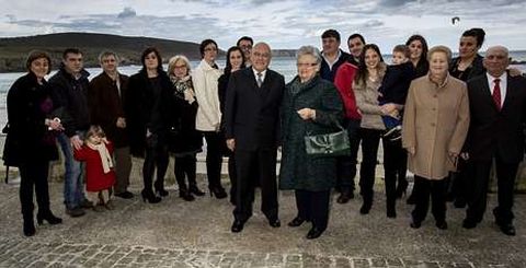 Aurelio Carvajal y su esposa, Herminia Arcay, son sus hijos y nietos, junto a la playa de Malpica.