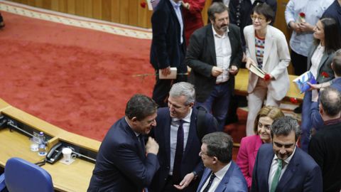 Besteiro y Rueda se saludan, con Pontn al fondo, tras constituirse el Parlamento.