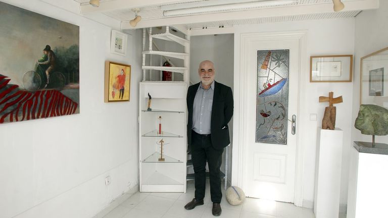 Anxo Pastor en Arcana, na galería que dirixe en Vilagarcía