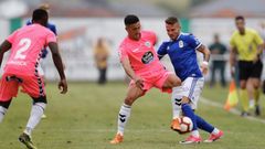Aarn disputa un baln en el partido frente al Lugo en la pretemporada de 2018