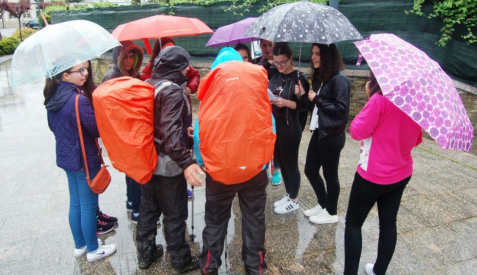 Sarria recupera el San Isidro despu�s de 4 a�os.Alumnos del Xograr Afonso G�mez conversando con peregrinos en el Cami�o Franc�s.