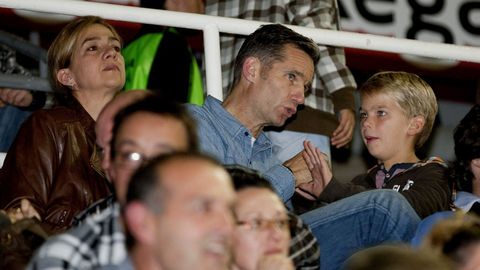 La infanta Cristina, su esposo, Iñaki Urdargarín, y su hijo Miguel, asisten al derbi catalán de balonmano entre el Barça Intersport y el Fraikin Granollers, disputado en el Palau Blaugrana de Barcelona en noviembre del 2012