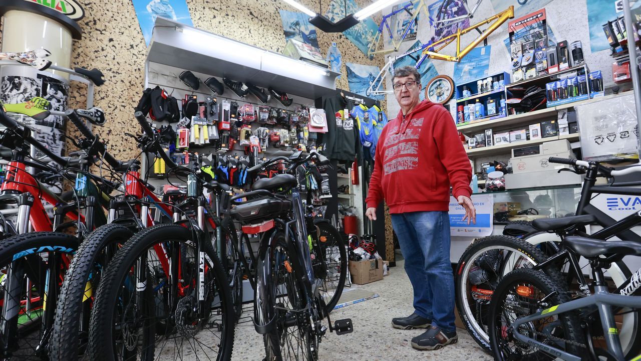 Antonio Lpez, de Dos Ruedas, cumple 30 aos con su tienda de bicicletas en Sarria.Fotografa de una helada el 3 de diciembre del ao pasado en Bveda, municipio que este martes roz los 5 grados bajo cero