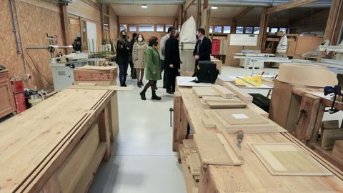 El taller de madera es amplio y funcional