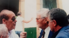 Luis Alonso Santiago, Luis do Asilo, con pelo blanco, gafas y corbata, en Ortigueira, con su compañero Manolo y otros amigos