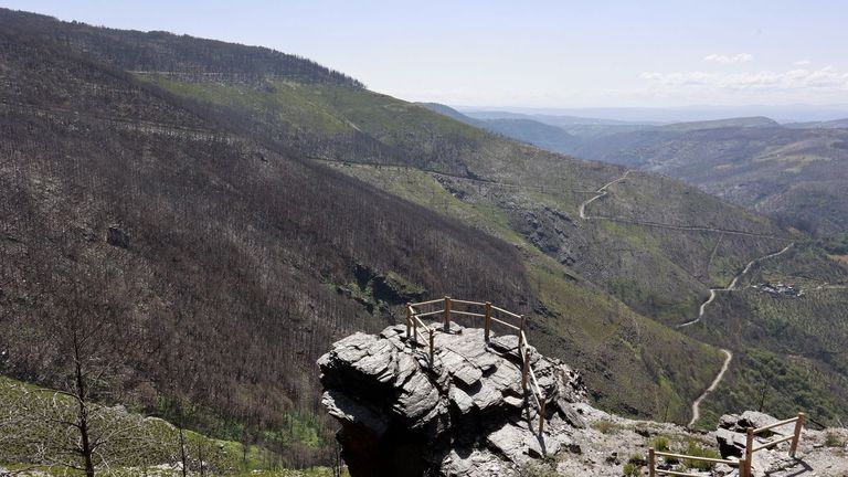 Una vista de la ladera que baja del Alto do Boi a la aldea de Vilar tras el incendio forestal del 2022