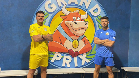Sergio Fernández (derecha), capitán del equipo de Cangas de Onís, junto al capitán del equipo de Olvera (izquierda)