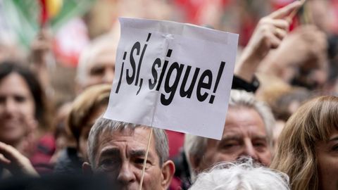 Una persona sujeta un cartel durante la concentracin en la calle Ferraz de Madrid en apoyo al presidente del Gobierno, Pedro Snchez, el pasado 27 de abril  