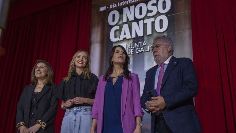 Las conselleiras Ángeles Vázquez, Fabiola García y María Martínez con Miguel Santalices.