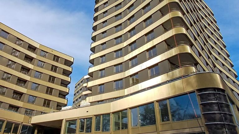 Fachadas de Inasus para tres edificios con vistas a los Alpes y el lago Leman