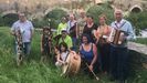 Emigrantes melidenses en Bilbao tocan una muieira en el puente de Furelos