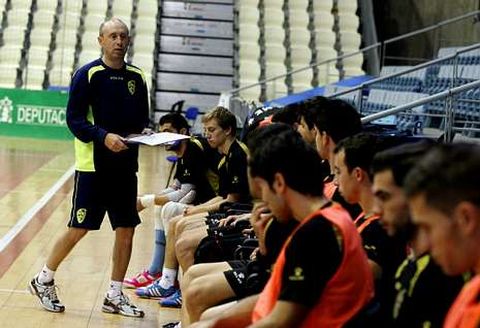 Valladares imparte consignas a sus jugadores antes de comenzar un entrenamiento.