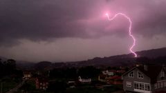 Vista de un rayo durante una tormenta elctrica, ayer sbado en Pontevedra