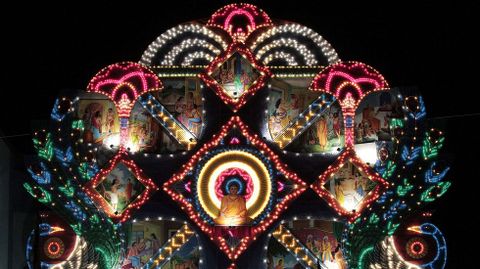 Una vista de una pantalla gigante durante el Festival anual budista de Vesak, en Colombo (Sri Lanka).