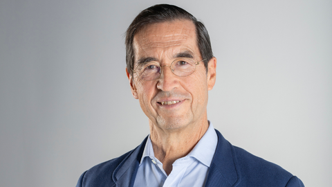 Mario Alonso Puig, médico: «El solo hecho de tener el móvil sobre la mesa  en una comida ya genera distracción»