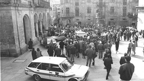 El atentado se produjo en pleno centro de Compostela. Decenas de personas se congregaron ante la sede del Banco de España en Praterías aquel 10 de marzo de 1989. Muchos conocían personalmente a los guardias civiles asesinados