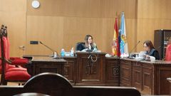 La jueza y la fiscala del caso, durante el juicio en Ourense
