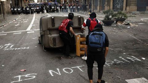 Manifetantes durante la protesta en Via Laietana