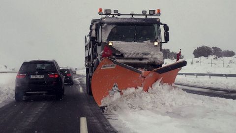 Miles de coches atrapados en la AP-6 y A-6 por el temporal de nieve