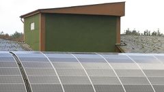 Paneles fotovoltaicos colocados en el tejado de una nave de Vilalba
