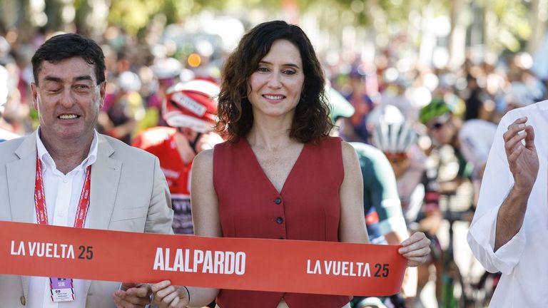 Sánchez muestra su «admiración» por los que se movilizan por Palestina y  Ayuso lo causa de «echar fuego» sobre La Vuelta