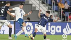 Jimmy disputa un bal�n ante Waldo durante el Tenerife-Oviedo