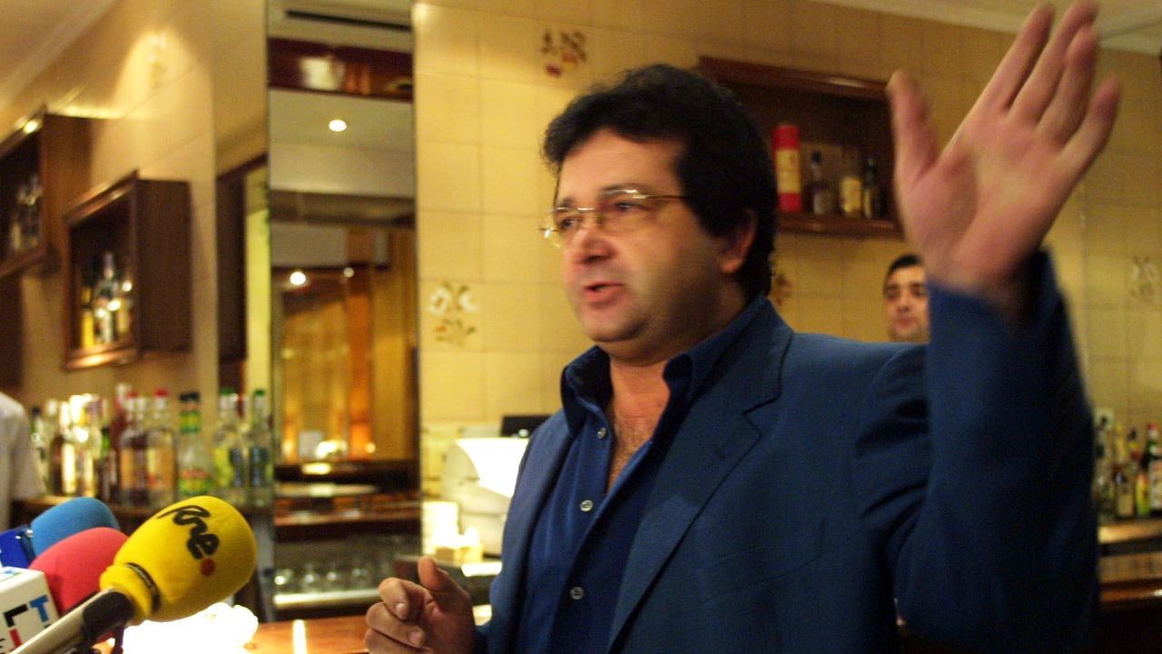 Los rostros clebres de la distancia social.O Alemn dando una rueda de prensa en el 2001 en un club de alterne de Becerre